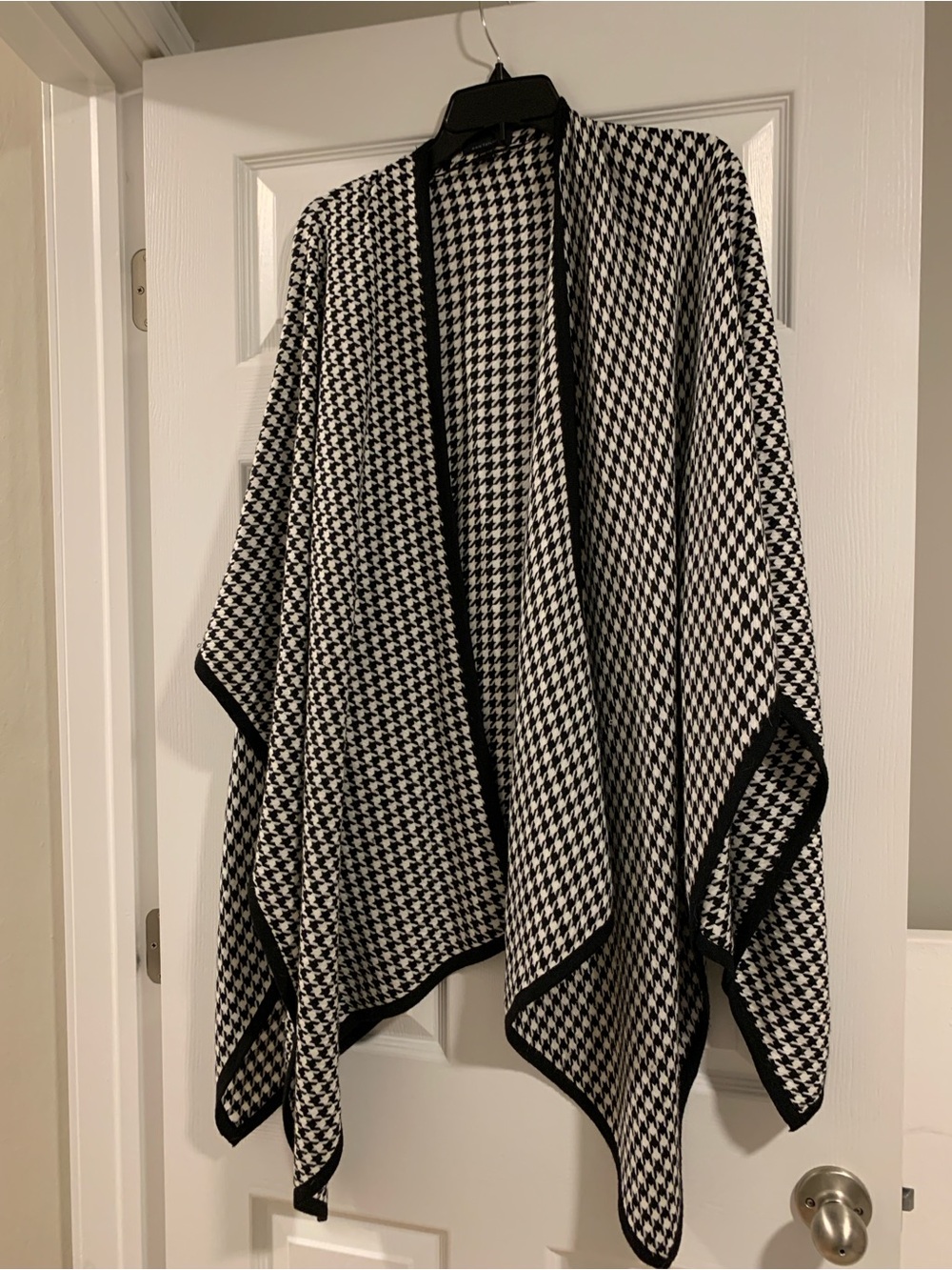 Ann Taylor Black and White Houndstooth Shawl